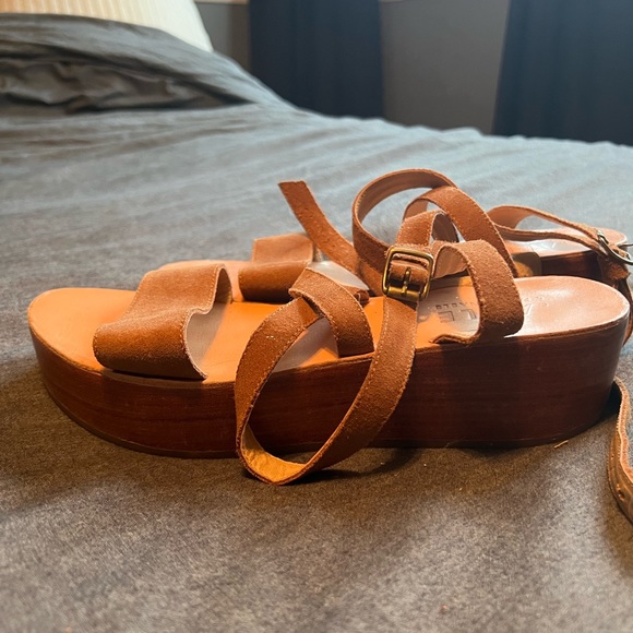 Able Pamela Flatform Wrap Sandal - Picture 4 of 6